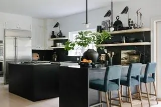 На кухне табуретки от Lulu и Georgia, а настенные светильники от Blueprint Lighting