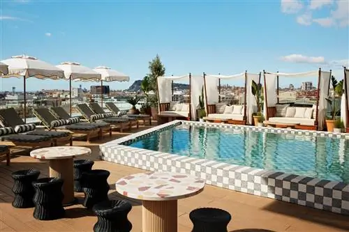Это новый The Hoxton Barcelona, отель с бассейном, такерией, винодельней и лучшей крышей в городе