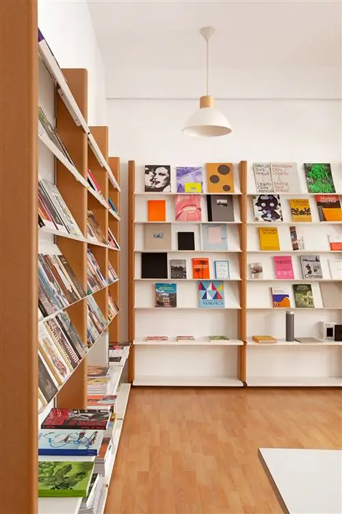 Минималистский книжный магазин с деревянной мебелью прибывает в Мадрид, независимые издания и ежемесячная выставка