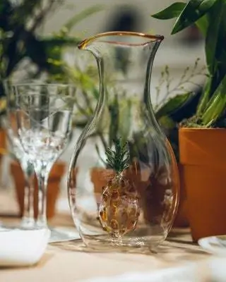 Стеклянный кувшин с охрой и зеленым ананасом из коллекции Summer Vibes Стеклянный кувшин с охрой и зеленым ананасом из коллекции Summer Vibes