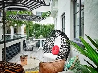 Вся уличная мебель в отеле изготовлена компанией Janus et Cie и выбрана в черно-белых тонах, чтобы соответствовать настроению…