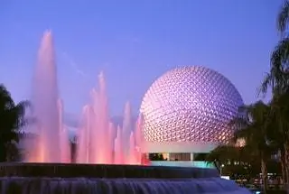 Самым знаковым сооружением в W alt Disney World Epcot является космический корабль Земля, геодезический купол, разработанный Уоллесом…
