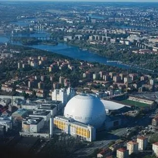 Самая большая полусферическая структура на земле, Ericsson Globe в Стокгольме, Швеция, представляет собой пространство для проведения мероприятий,…