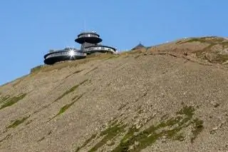 серебряное здание на горе