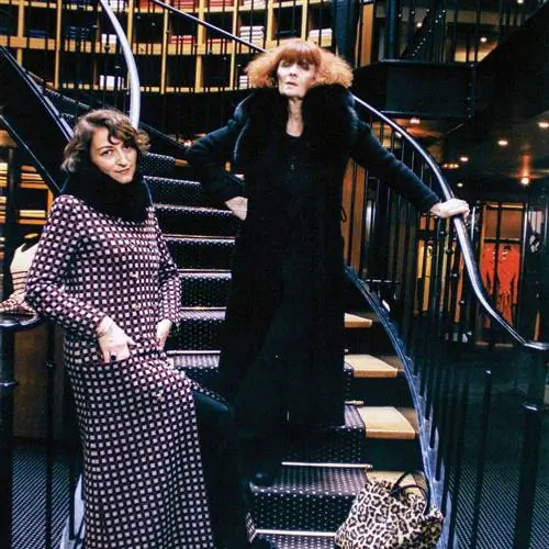 Стилист позирует в своем модном доме с дочерью Натали Рикель.