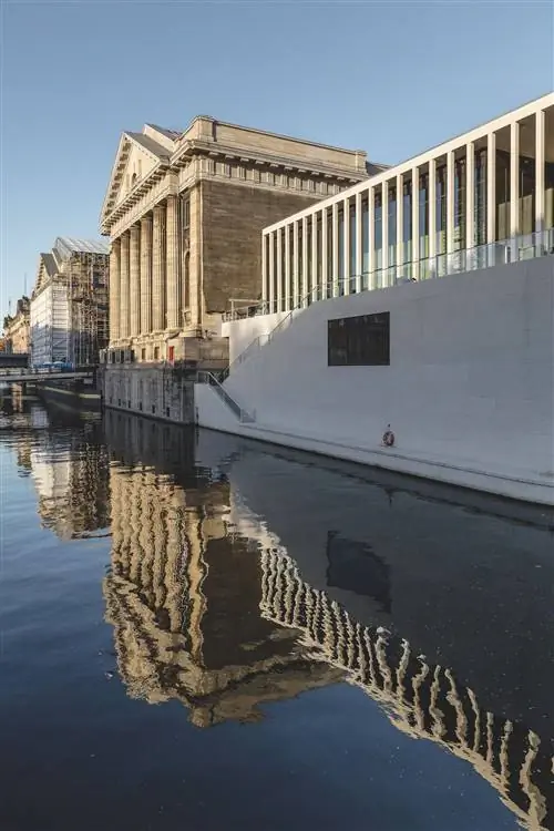 здание отражается в воде
