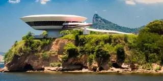 Museu de Arte Contemporânea de Niterói, расположенный в городе Нитерой, был спроектирован Оскаром Нимейером с помощью…