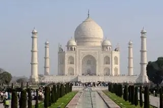 Построенный между 1631 и 1654 годами, этот надгробный памятник на берегу реки Ямуна был построен по приказу императора…