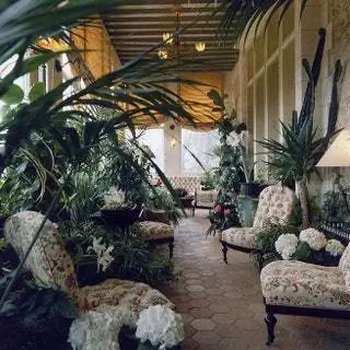 Убранство резиденции в неоготическом стиле принадлежит Жаку Гранжу, который, как близкий друг пары, рифмует…