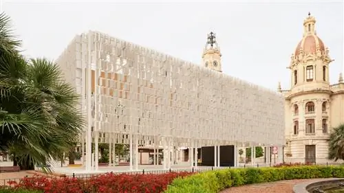 изображение здания Ágora Valencia из дерева и керамики перед ратушей