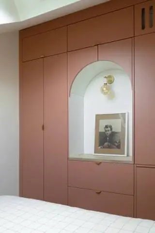 В спальне, чтобы воспользоваться неровностями, создаваемыми дымоходами, сделан большой гардероб…