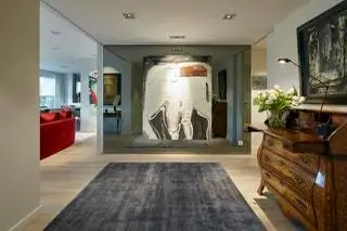 На входе ковер от KP Carpets, обои от Nobilis и зеркало на заказ. Искусство жилища является частью…