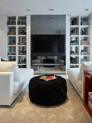 Черный пуф - работа Molins Interiors, обитый Гуэлем Ламадридом, как и подушки.nbsp