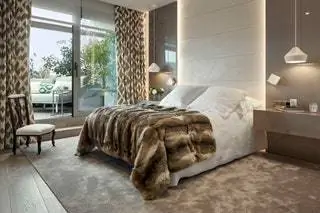 В гостевой спальне изголовье кровати, разработанное Molins Interiors и обитое тканевым одеялом Джима Томпсона…