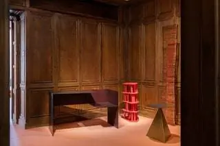 В Signature Room и Lobby Tribune в настоящее время выставлены предметы из коллекции '19 и…