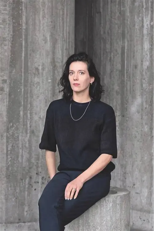 Linde Freya Tangelder сидящая женщина в черном Linde Freya Tangelder сидящая женщина в черном
