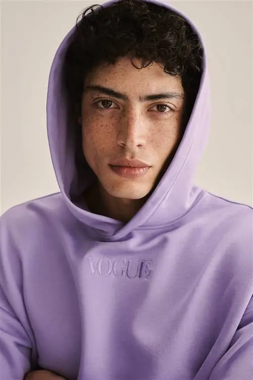 Толстовка с капюшоном VOGUE сиреневого цвета с вышитым логотипом Толстовка с капюшоном VOGUE сиреневого цвета с вышитым логотипом