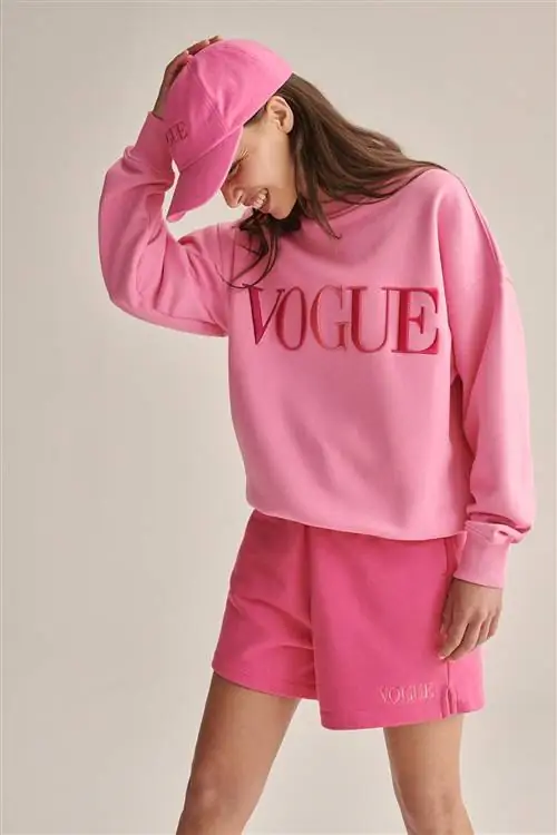 Толстовка розового цвета из коллекции Vogue с контрастным вышитым логотипом Толстовка розового цвета из коллекции Vogue с контрастным вышитым логотипом