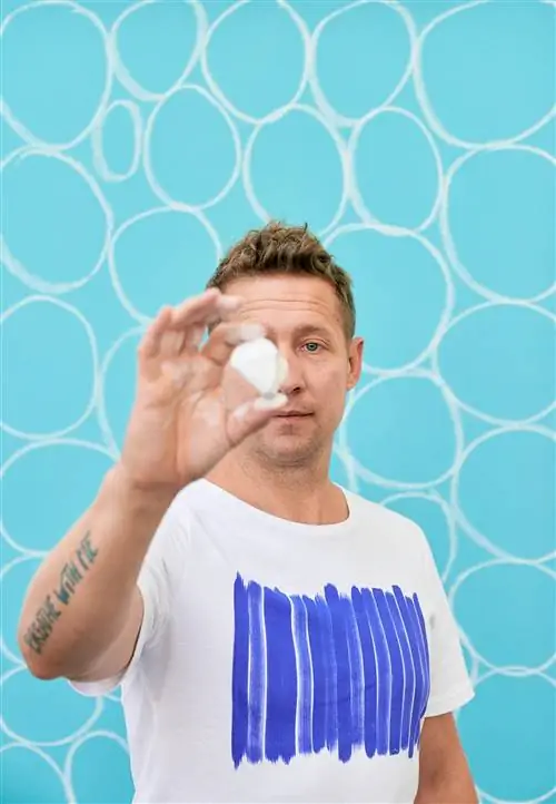 Портрет Йеппе Хайна перед инсталляцией «Прямо здесь и сейчас 2022»