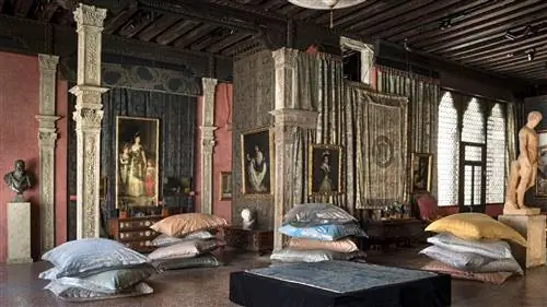 комната с золотыми колоннами и подушками