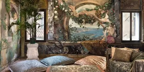 комната с подушками и росписью на стене