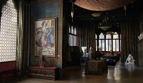 темная комната с картинками