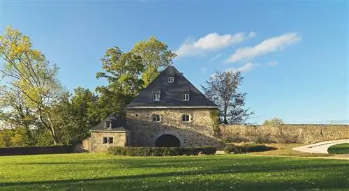 замок посреди поля Chateau de Mirwart замок посреди поля Chateau de Mirwart