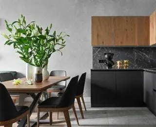 Стол с элегантной основой и стулья от Bontempi Casa. На столе вазы работы Натальи Бедрединовой