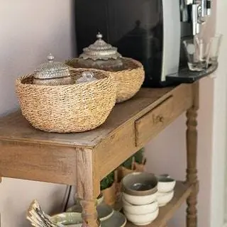плетеные корзины из ротанга и растительные материалы