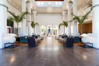 Широкий зал с высокими колоннами встречает клиента в главном здании Fairplay Resort