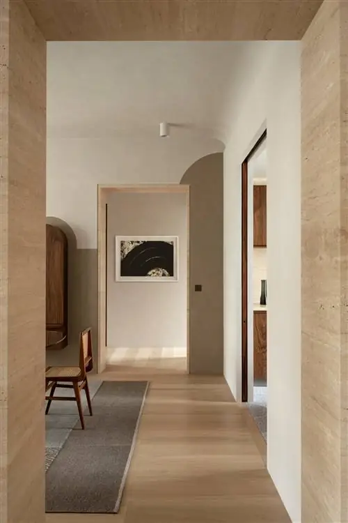 стена с картиной деревянный стул белые стены