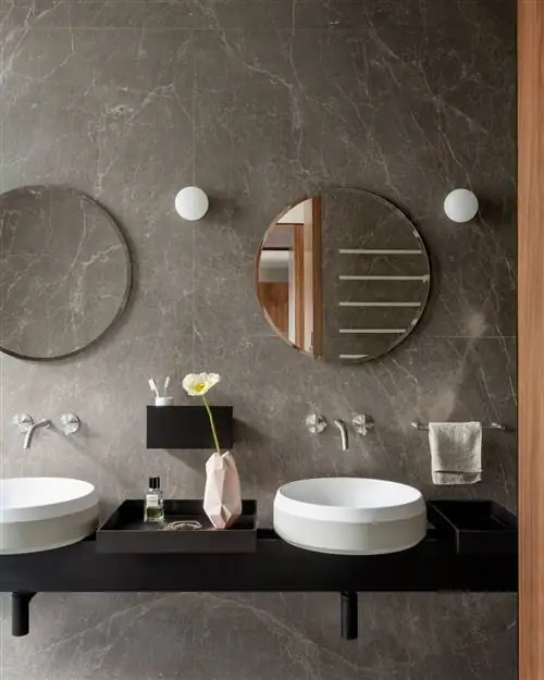 белые раковины с черной мебелью и круглыми зеркалами