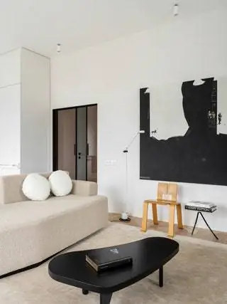 Гостиная - одно из самых запоминающихся мест в доме. Дизайнер создал диван, который председательствует над ним, и дополнил его…