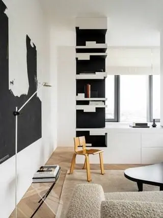 Две книжные полки, которые Хабровский импровизировал на двух колонках и которые отсылают к…