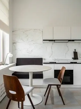 Кухня интегрирована в гостиную и повторяет черно-белый узор остальной части дома