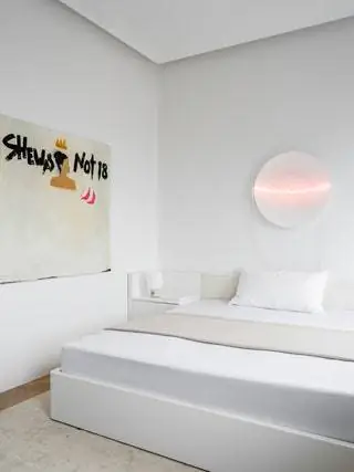 В спальне также есть несколько работ дизайнера. На кровати световая инсталляция «Закат и…