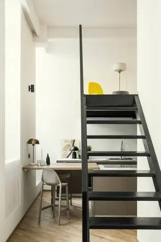 Однако для кухни, которая занимает антресоль, был выбран современный скандинавский стиль