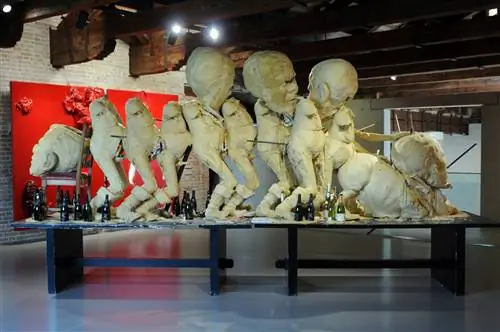 белая скульптура нескольких человек