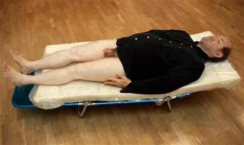 мужчина лежит голый