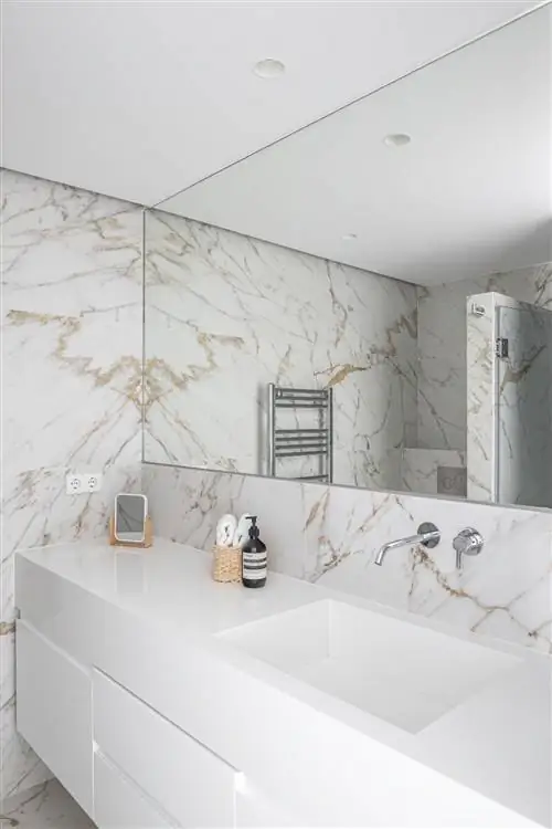 Главная ванная комната отделана керамогранитом Marazzi под мрамор Golden Calacata от Marazzi. Кран и… Главная ванная комната отделана керамогранитом Marazzi под мрамор Golden Calacata от Marazzi. Кран и…