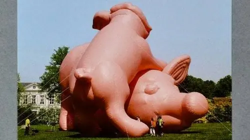 две гигантские скульптуры розовых свиней