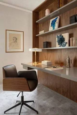 стол с деревянными полками черный стул на колесах