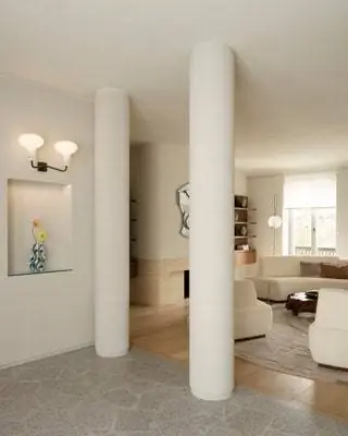 комната с двумя белыми колоннами лампа на стене картина