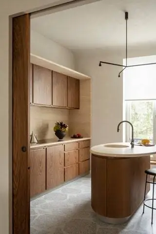 кухня с деревянным островом и темной мебелью