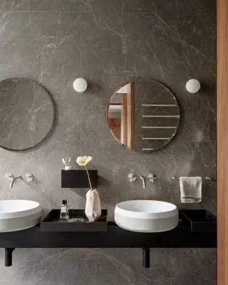 белые раковины с черной мебелью и круглыми зеркалами
