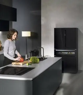 Будь то нержавеющая сталь или стекло, многодверные холодильники Siemens XXL имеют дизайн…