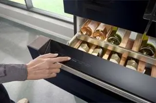Холодильник XXL Multidoor iQ700 - это модель, предназначенная для любителей вина, вместимостью до 17 бутылок…