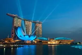 Отель Marina Bay Sands в Сингапуре, спроектированный Моше Сафди и завершенный в 2010 году, напоминает ракету…