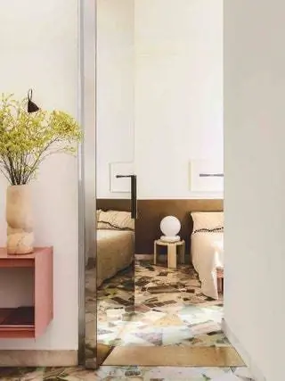 В спальне прикроватная тумбочка от Giotto Stoppino для Kartell Orma, подушка от Sophie Dries для Trame и рама Prova…