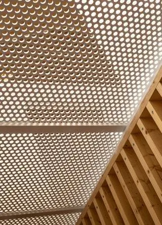 Открытие отверстия, которое пересекает дом сверху вниз с различными функциональными и практичными элементами для…